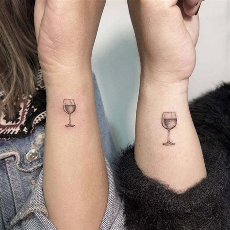 tatuajes de amigas copa de vino|Tatuaje de copa de vino: Su significado e Ideas creativas